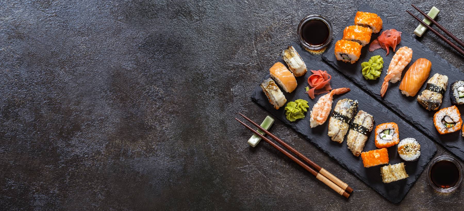 Sushi auf Schieferplatten angerichtet