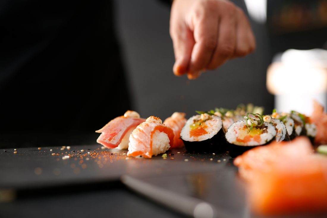 Sushi wird für die Auslieferung angerichtet