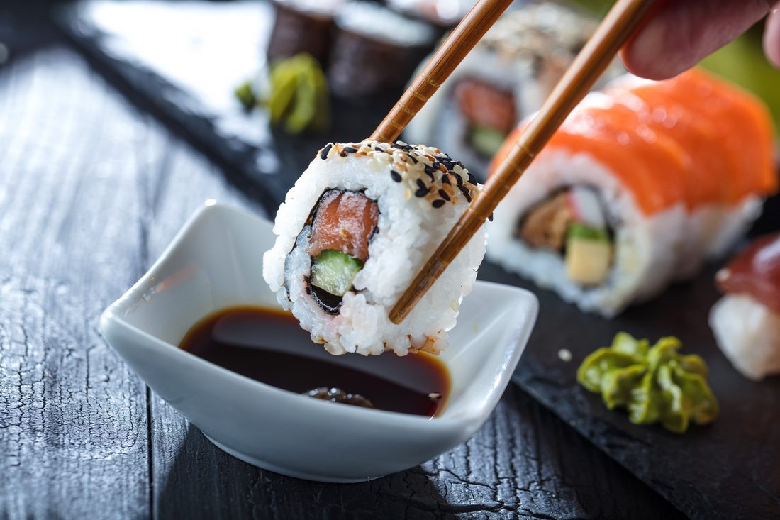 Frisch gerolltes Maki mit Sojasauce
